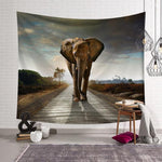 Tenture Éléphant qui marche sur la route